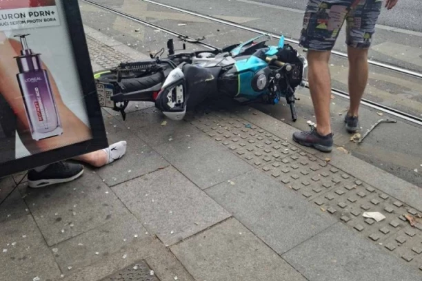 OBOREN MOTOCIKLISTA NA DEDINJU! Teško je povređen, hitno prevezen u Urgentni centar