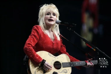 POTVRĐEN UZROK SMRTI DOLI PARTON: Teška bolest pokosila veliku humanitarku!