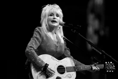 KO JE ZAPRAVO DŽOLIN KOJA JE ZALUDELA SVET? Doli Parton obožavala ovu pesmu, a iza nje se KRIJE NEVEROVATNA PRIČA!