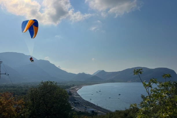 PAO PARAGLAJDER U BUDVI! Ima povređenih: Izvlačili ih vatrogasci-spasioci!
