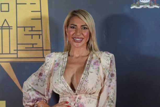 SVI GLEDALI U NOVE GRUDI JOVANE JEREMIĆ: Voditeljka prošetala bujne četvorke na Međunarodnom filmskom festivalu u Nišu!