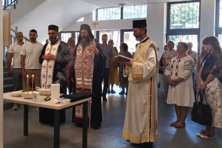 OSVEĆENA RENOVIRANA SPORTSKA GIMNAZIJA U BEOGRADU: episkop Ilarion poručio da zdravlje tela mora pratiti i duhovni život