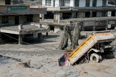 NOVI STRAVIČNI PODACI! Broj stradalih u JEZIVIM bujičnim poplavama i klizištima porastao na 31 - STRAHUJE SE OD JOŠ CRNJEG EPILOGA! (FOTO, VIDEO)