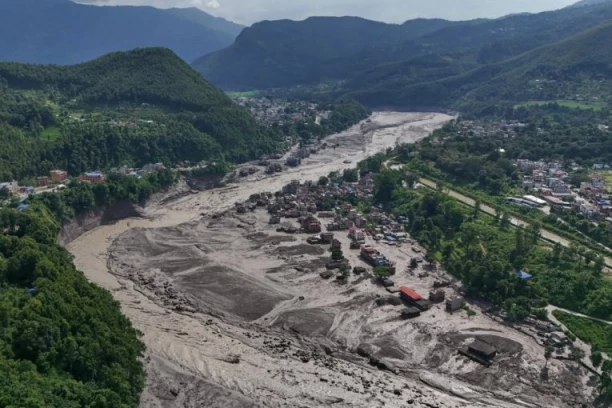 STRAVIČNE POPLAVE ODNELE NAJMANJE DEVET ŽIVOTA! Na stotine ljudi NESTALO, među njima mnogo stranaca - SPASIOCI U TRCI S VREMENOM! (FOTO, VIDEO)