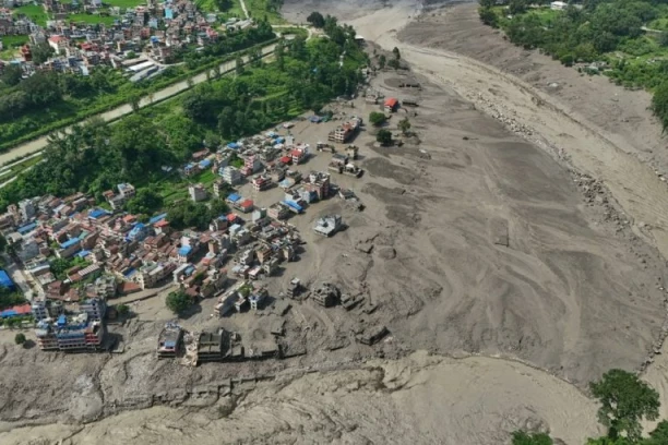 NAJMANJE 100 MRTVIH! Totalna apokalipa u Nepalu - bujica PROGUTALA cela naselja, nestali policajci, vojnici, turisti... (FOTO)
