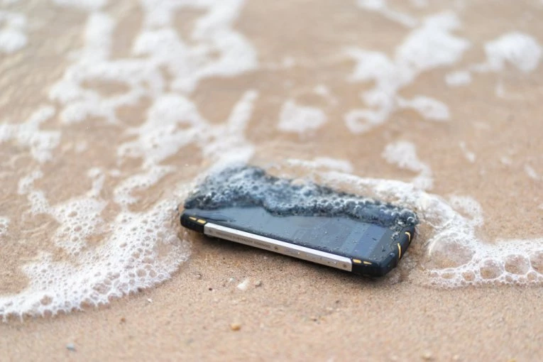 TELEFON VAM JE UPAO U MORE? Uradite ovo ODMAH: Samo jedan potez može da ga spase