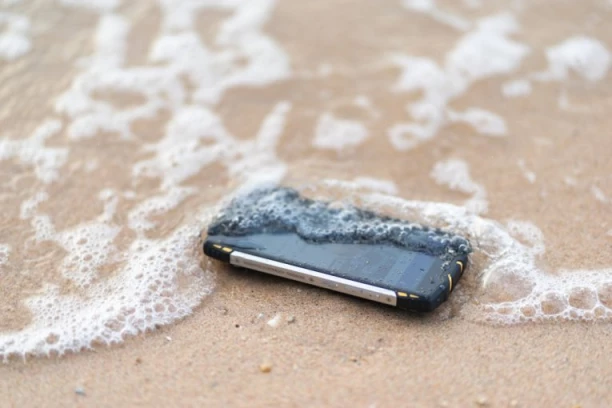 TELEFON VAM JE UPAO U MORE? Uradite ovo ODMAH: Samo jedan potez može da ga spase