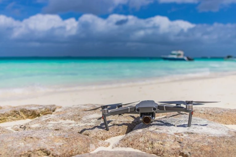 ALARM U SRPSKOM KOMŠILUKU! Policija blokirala područje, naređena HITNA EVAKUACIJA: Turisti pronašli dron sa eksplozivom na plaži