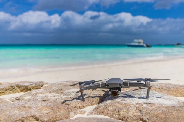 ALARM U SRPSKOM KOMŠILUKU! Policija blokirala područje, naređena HITNA EVAKUACIJA: Turisti pronašli dron sa eksplozivom na plaži