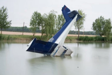 AVION SE SRUŠIO U JEZERO! Sirene odjekuju, spasioci traže preživele: Šokantne scene u Austriji