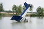 AVION SE SRUŠIO U JEZERO! Sirene odjekuju, spasioci traže preživele: Šokantne scene u Austriji