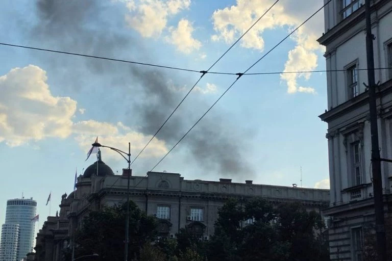 LOKALIZOVAN POŽAR U NEMANJINOJ ULICI! Pet vatrogasnih vozila gasilo vatru! (FOTO)