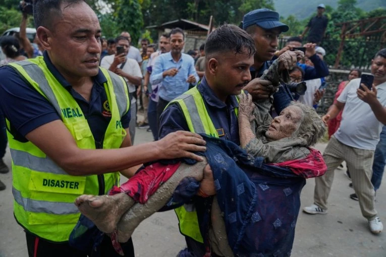 POZNATO ŠTA JE UZROK STRAVIČNIH POPLAVA I KLIZIŠTA U NEPALU! Bujica odnosila cela sela, broj poginulih konstantno raste, više od 600 turista nestalo! (FOTO)
