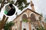 DOK SU SE SVI MOLILI, ON JE URADIO NEŠTO ŠTO VERA STROGO ZABRANJUJE: Kamera u džamiji u Novom Pazaru snimila krađu, a snimak pokrenuo lavinu (VIDEO)
