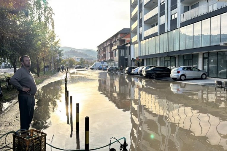 ULICE PRETVORENE U REKE! Havarija u Kragujevcu! Stotine domaćinstava trenutno bez vode (FOTO)