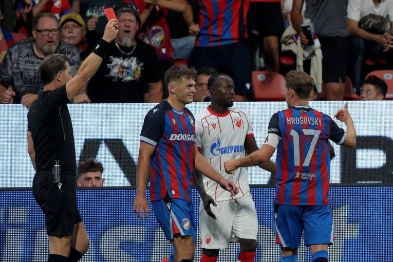 SKANDAL POSLE MEČA U ČEŠKOJ! Evo dokaza kako je Zvezda oštećena protiv Viktorije Plzenj (VIDEO)