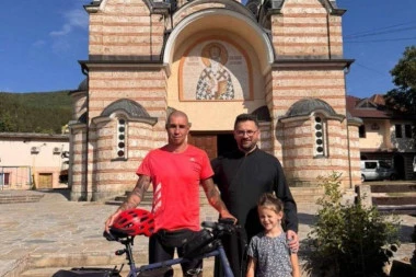 NIJE GA ZAUSTAVILO NI 400 KILOMETARA! Marko Nikolić biciklom stigao u Gračanicu na Veliku Gospojinu, njegov gest ODUŠEVIO SVE (FOTO, VIDEO)
