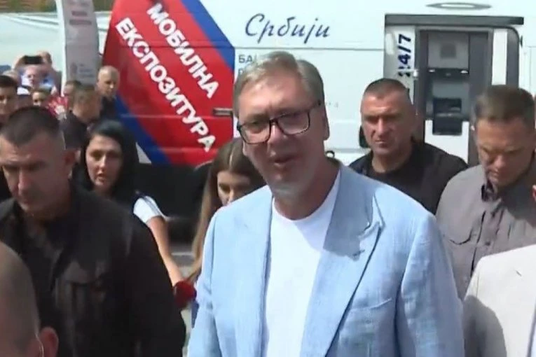 VUČIĆ OBILAZI MAČVANSKI OKRUG: Predsednik u Osečini, sačekao ga veliki broj ljudi! (FOTO)