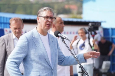 VUČIĆ SA NARODOM U LJUBOVIJI, SAOPŠTIO ODLIČNE VESTI: Svako može da vidi napredak, znam da možemo više i bolje! Mališani imali poseban zahtev za njega