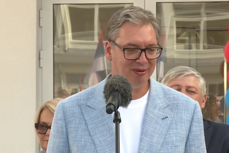 VUČIĆ U MALOM ZVORNIKU: Predsednik obilazi završne radove na rekonstrukciji Osnovne škole u Donjoj Borini!