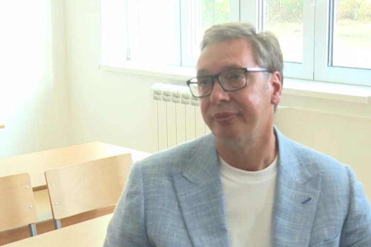 VUČIĆ U MALOM ZVORNIKU: Predsednik obilazi završne radove na rekonstrukciji Osnovne škole u Donjoj Borini!
