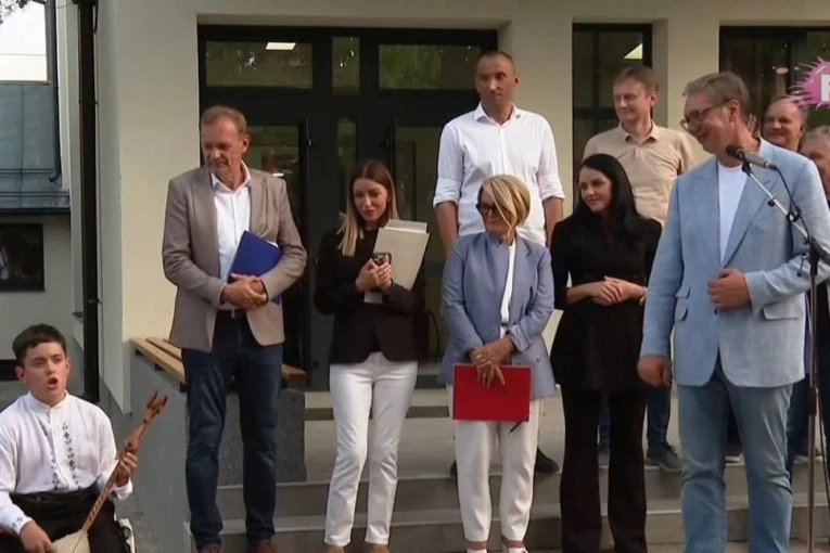 VUČIĆ SA NARODOM U LOZNICI! Predsednik obilazi završne radove na rekonstrukciji OŠ "Anta Bogićević" - DOČEKAN OVACIJAMA!