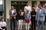 VUČIĆ SA NARODOM U LOZNICI! Predsednik obilazi završne radove na rekonstrukciji OŠ "Anta Bogićević" - DOČEKAN OVACIJAMA!