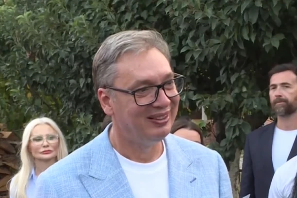 VUČIĆ SUTRA U ŠAPCU! Svečano otvara fabriku robota!