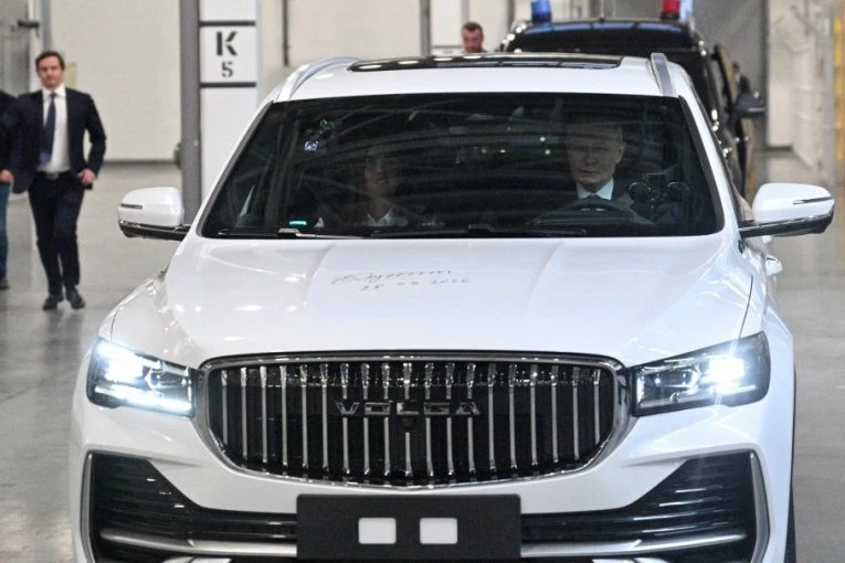 PUTIN PROVOZAO NOVU "ZVERKU"! Ruski predsednik lično testirao novi automobil Volga! (VIDEO)