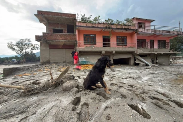ŽRTVE U NEPALU SE I DALJE BROJE 734 poginulih, skoro 3.000 nestalo