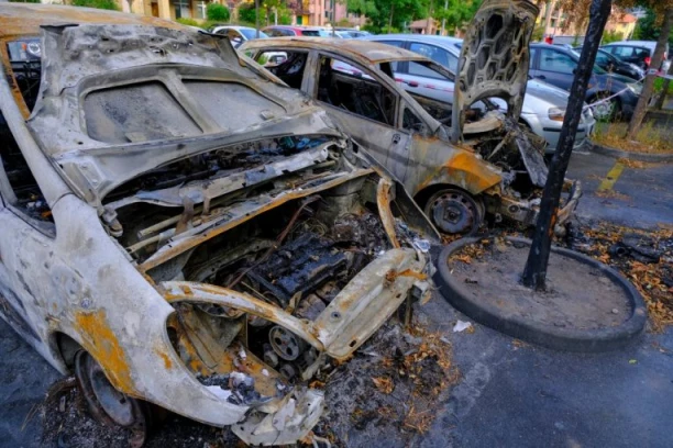 VATRA PROGUTALA VIŠE VOZILA! Ogroman požar na parkingu u Novom Sadu!