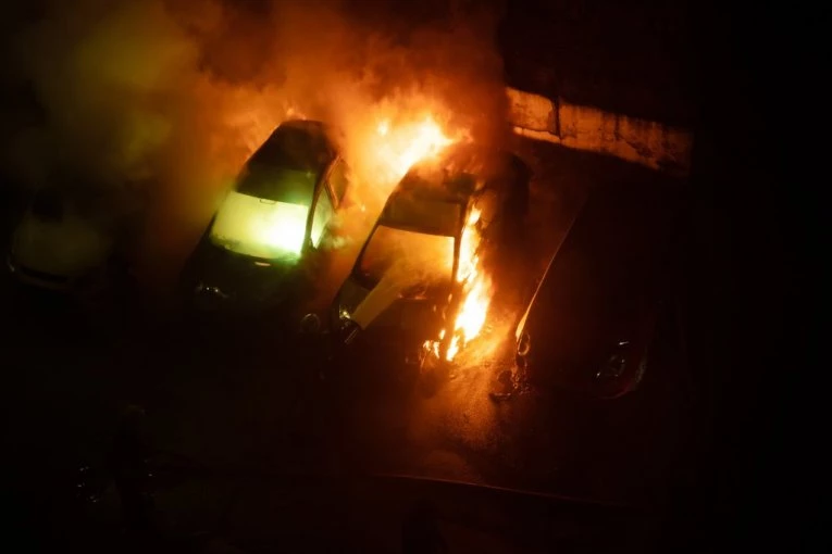 VATRA PROGUTALA VIŠE VOZILA! Ogroman požar na parkingu u Novom Sadu!