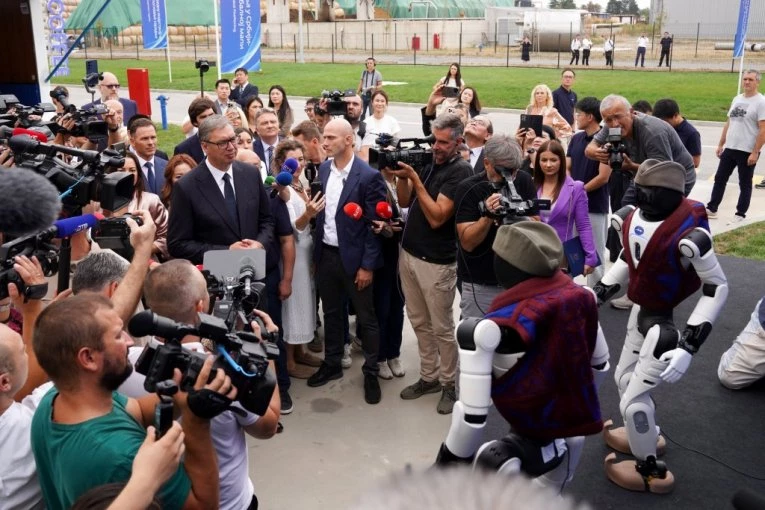 "PREDSEDNIČE, DOSTA PRIČE..."! Roboti Milutin i Dragutin u srpskoj narodnoj nošnji dočekali Vučića u Šapcu - POKAZALI NEŠTO ŠTO SRBIJA DO SADA NIJE VIDELA! (FOTO, VIDEO)