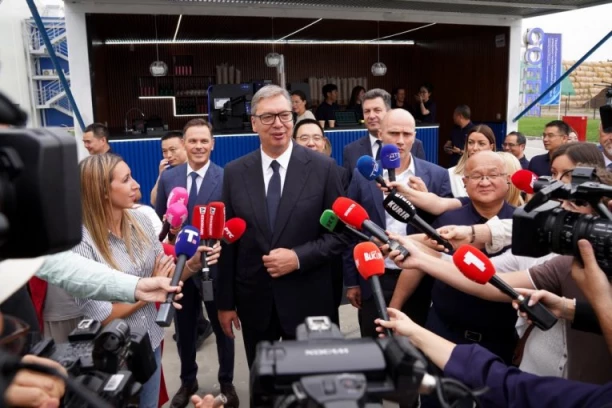 PIŠE SE ISTORIJA U ŠAPCU! PREDSEDNIK OBILAZI FABRIKU HUMANOIDNIH ROBOTA Vučić: Ovo je kvantni skok i tek početak