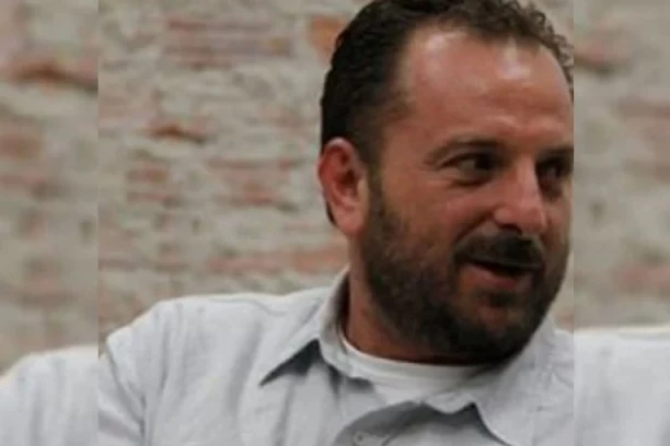 PROFESOR ALEKSANDAR MILOJKOVIĆ SA BLOKADERSKE LISTE MALTRETIRAO STUDENTKINJE! Umalo suspendovan!
