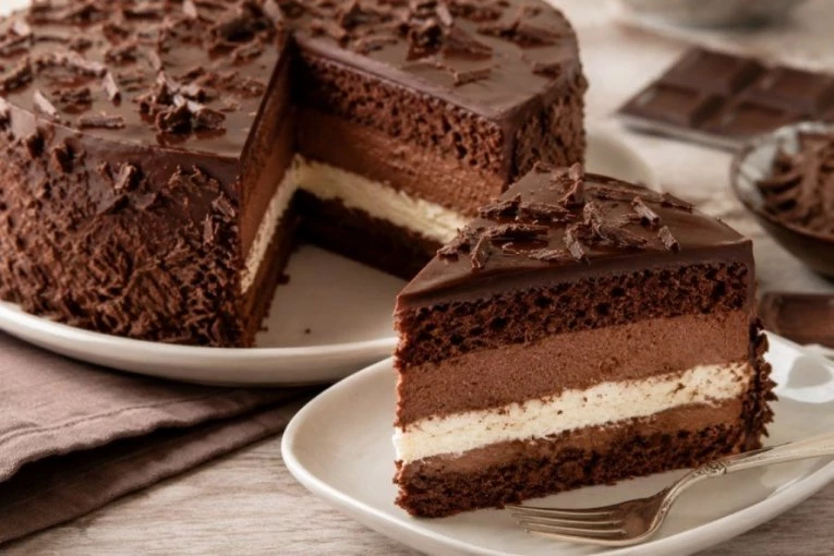ČOKO MOKO TORTA za svačiji budžet: Kremasta, sočna i prepuna čokolade (RECEPT)
