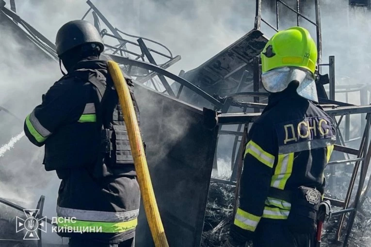 EKSPLOZIJE SATIMA ODJEKIVALE, MRTVI SE JOŠ BROJE! Najmanje 37 poginulih i stotine evakuisanih nakon napada u Kijevskoj oblasti! (VIDEO)