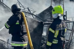 EKSPLOZIJE SATIMA ODJEKIVALE, MRTVI SE JOŠ BROJE! Najmanje 37 poginulih i stotine evakuisanih nakon napada u Kijevskoj oblasti! (VIDEO)