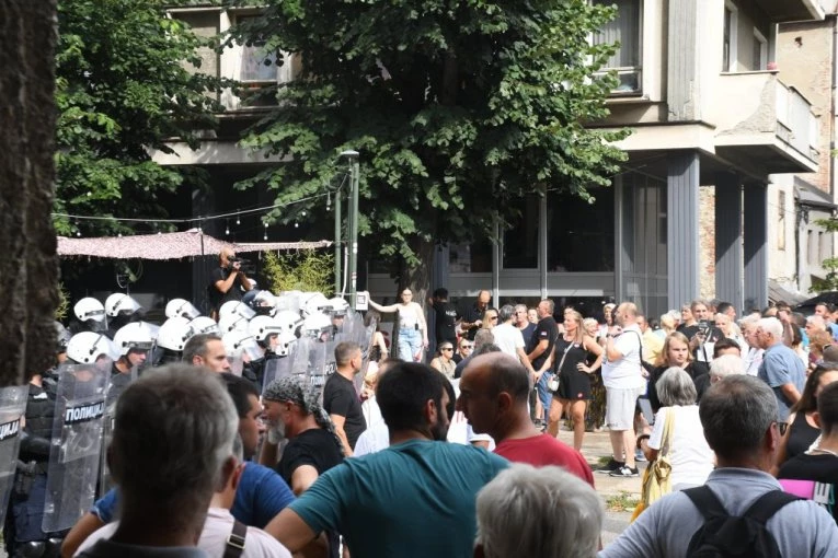 Raspad sistema među blokaderima u Boru - zakrvili studenti blokaderi i opozicija!
