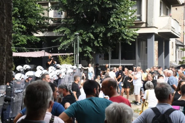 Raspad sistema među blokaderima u Boru - zakrvili studenti blokaderi i opozicija!