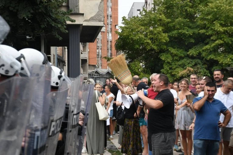 ANS: KAMENICAMA NA POLICIJU I NOVINARE – JE LI I TO „BORBA ZA SLOBODU“?