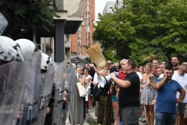 ANS: KAMENICAMA NA POLICIJU I NOVINARE – JE LI I TO „BORBA ZA SLOBODU“?
