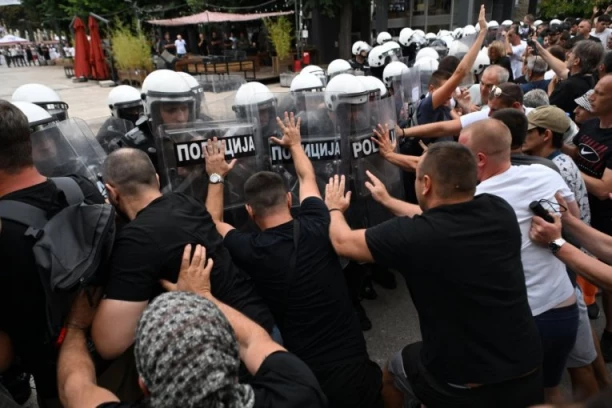 "AKO NAPADATE POLICU, URADITE TO PAMETNO I STAVITE KAPULJAČE!" Isplivao sramotan snimak CRTE - evo kakav je njihov plan! (VIDEO)