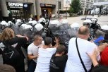 BRUKA U UŽICU! Snimatelj RTS pogođen kamenom (VIDEO)
