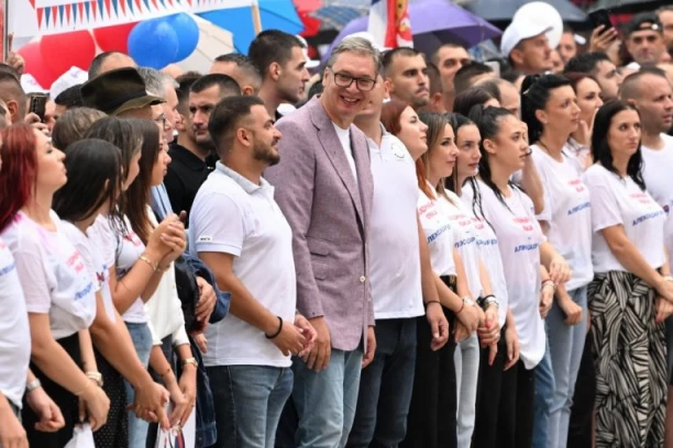 VUČIĆ NA SKUPU "UJEDINJENA SRBIJA" U UŽICU: Hvala na svemu što ste izdržali u poslednje dve godine! (VIDEO)