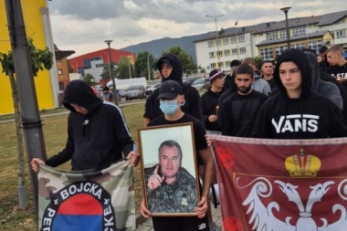 "ĐENERALE, ĐENERALE, NEK' JE TVOJOJ MAJCI HVALA": Pale zaplakalo za Ratkom Mladićem, hiljade ljudi večeras u parku!