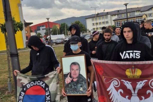 "ĐENERALE, ĐENERALE, NEK' JE TVOJOJ MAJCI HVALA": Pale zaplakalo za Ratkom Mladićem, hiljade ljudi večeras u parku!