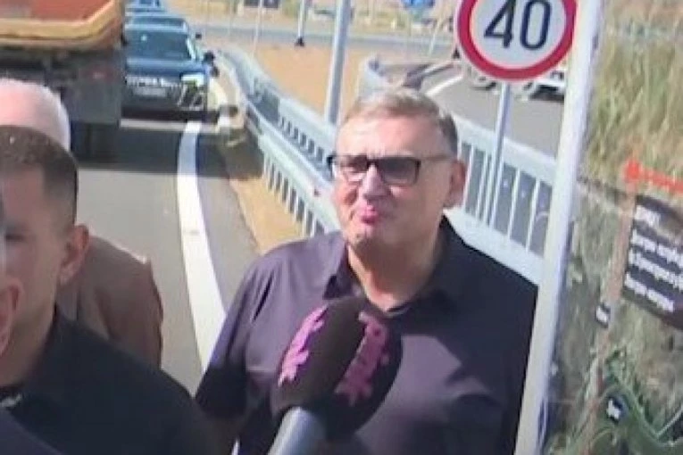 "PROBUDI SE TEK KAD GA NAPADNEŠ, INAČE, ON JOŠ SPAVA!" Razgovor Vučića i Drobnjaka sve do suza nasmejao - Je l' ti danas bilo najranije da si ustao?!