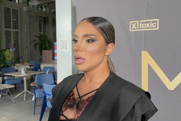 Sandra Afrika, pevačica