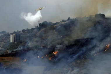 IZBILI VELIKI ŠUMSKI POŽARI U ZEMLJI! Stotine ljudi HITNO evakuisano, VATRENA STIHIJA guta sve pred sobom! (FOTO, VIDEO)